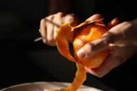 Colocar sal na água antes de limpar o chão: para que serve esse truque e por que é recomendado